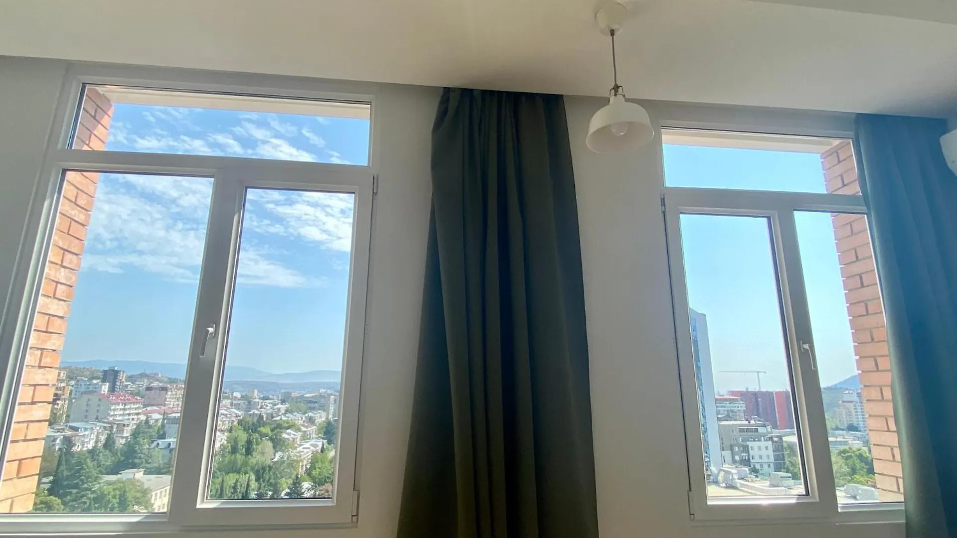 Апартаменты Bright 2Br With Views & Parking Тбилиси
